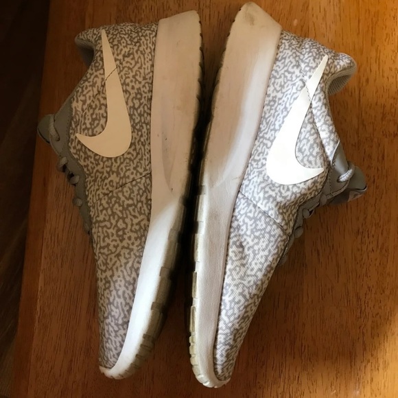 Women's Nike shoe - Picture 2 of 3